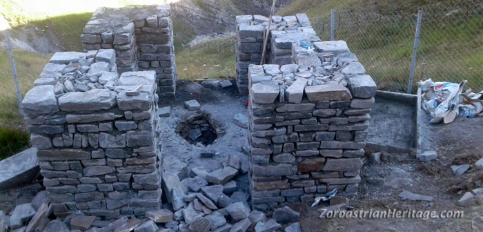 The Atashgah walls or rather the arch supporting columns begin to take shape
