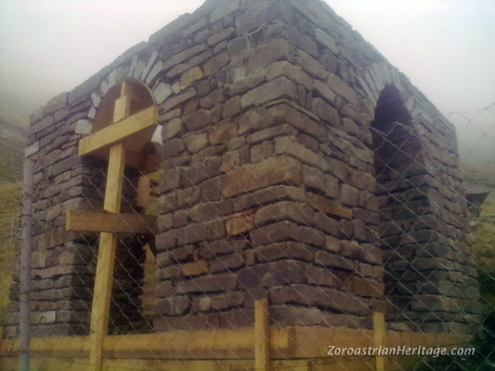 The fourth taq (arch) is set in place. The height of the arched openings (taqis) is 2ms