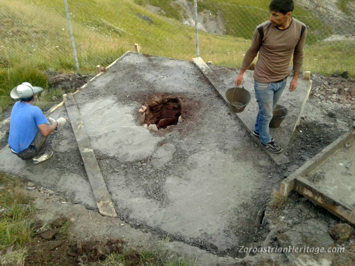 Pedestal-like foundation slab with the natural methane gas vent in its centre