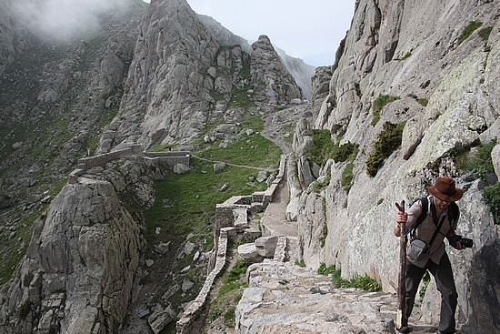 Path along the inner walls to the citadel