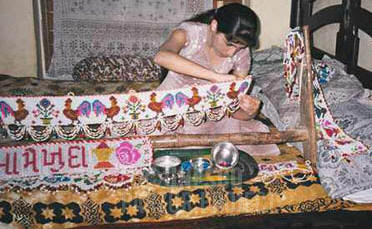 Kusti weaver Monaz Variava hand makes a toran