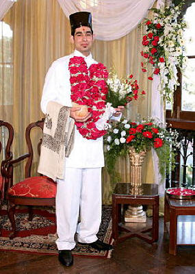 Parsi groom wearing a pugdi