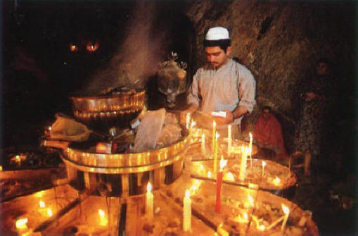 Devotee praying at the Yazdi Pilgrimage site of Pir-e Sabz / Chak-Chak, Yazd, Iran